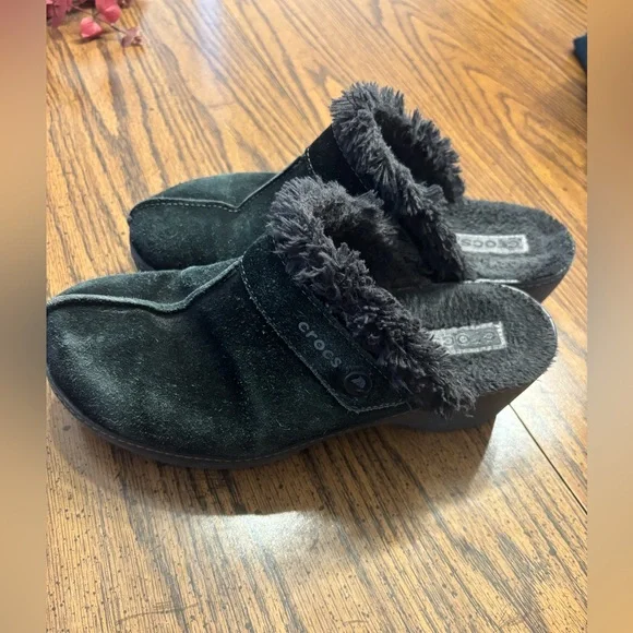 CROCS Women’s faux fur lined black suede leather slip on mule clog shoes size 10 - Picture 8 of 8